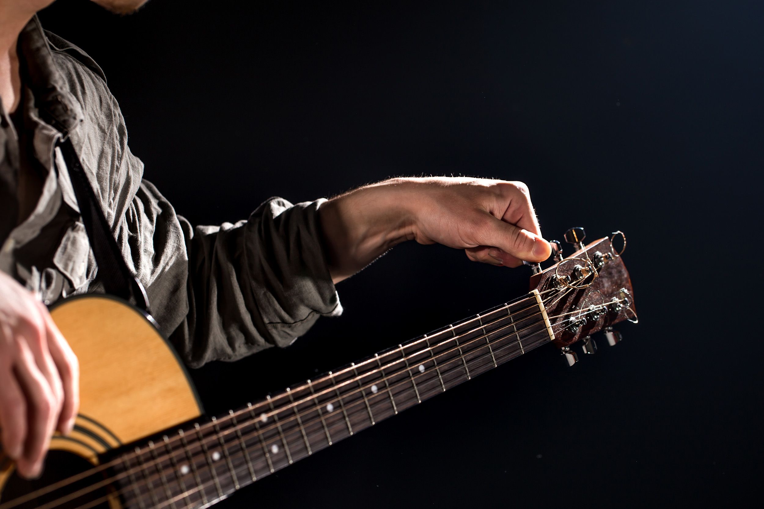 chicos tocando el guitarra en clase 