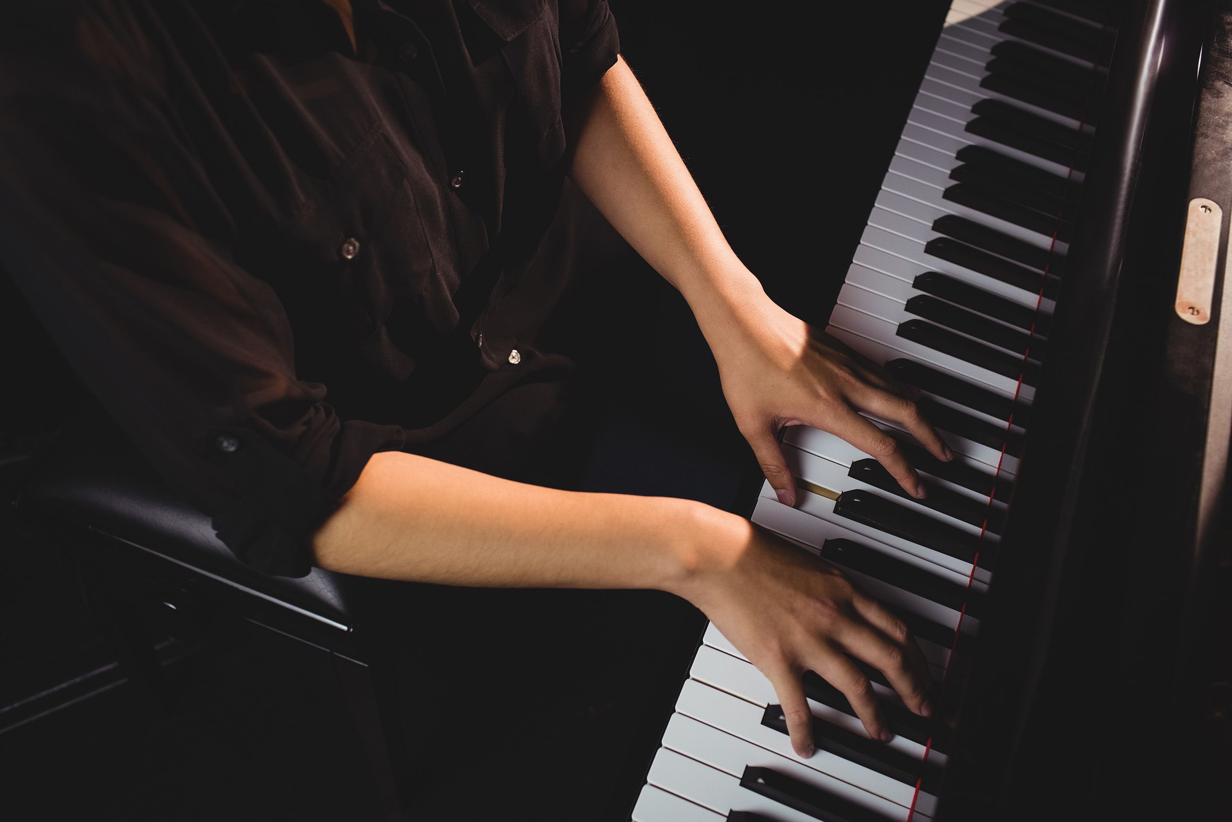 chicos tocando el piano en clase 