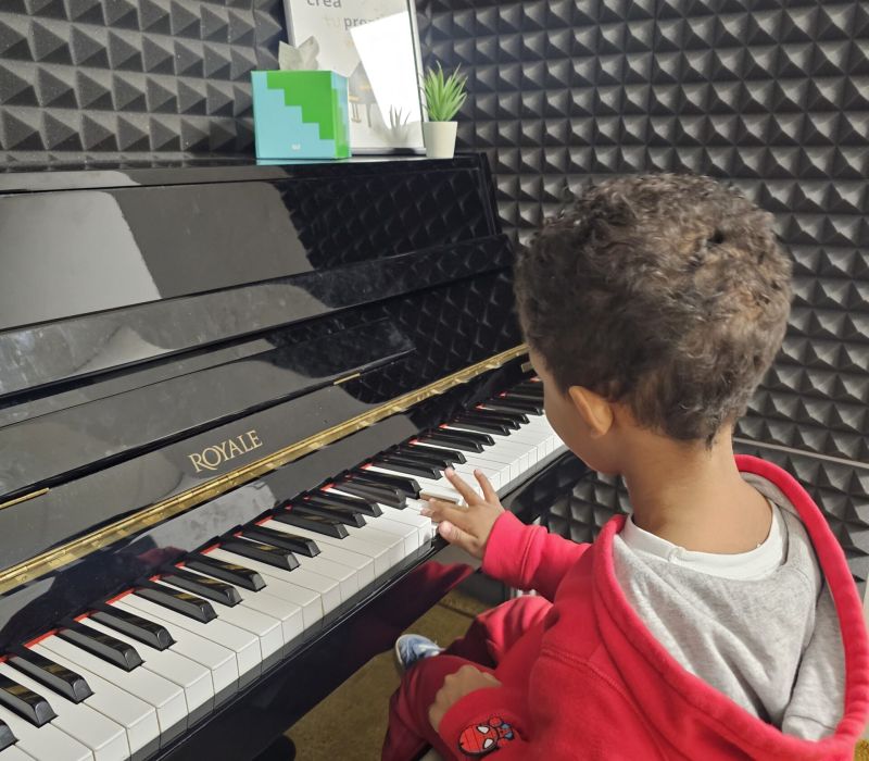 IMAGEN DE CLASES D EMUSICA D EPIANO EN LA ESCUELA 