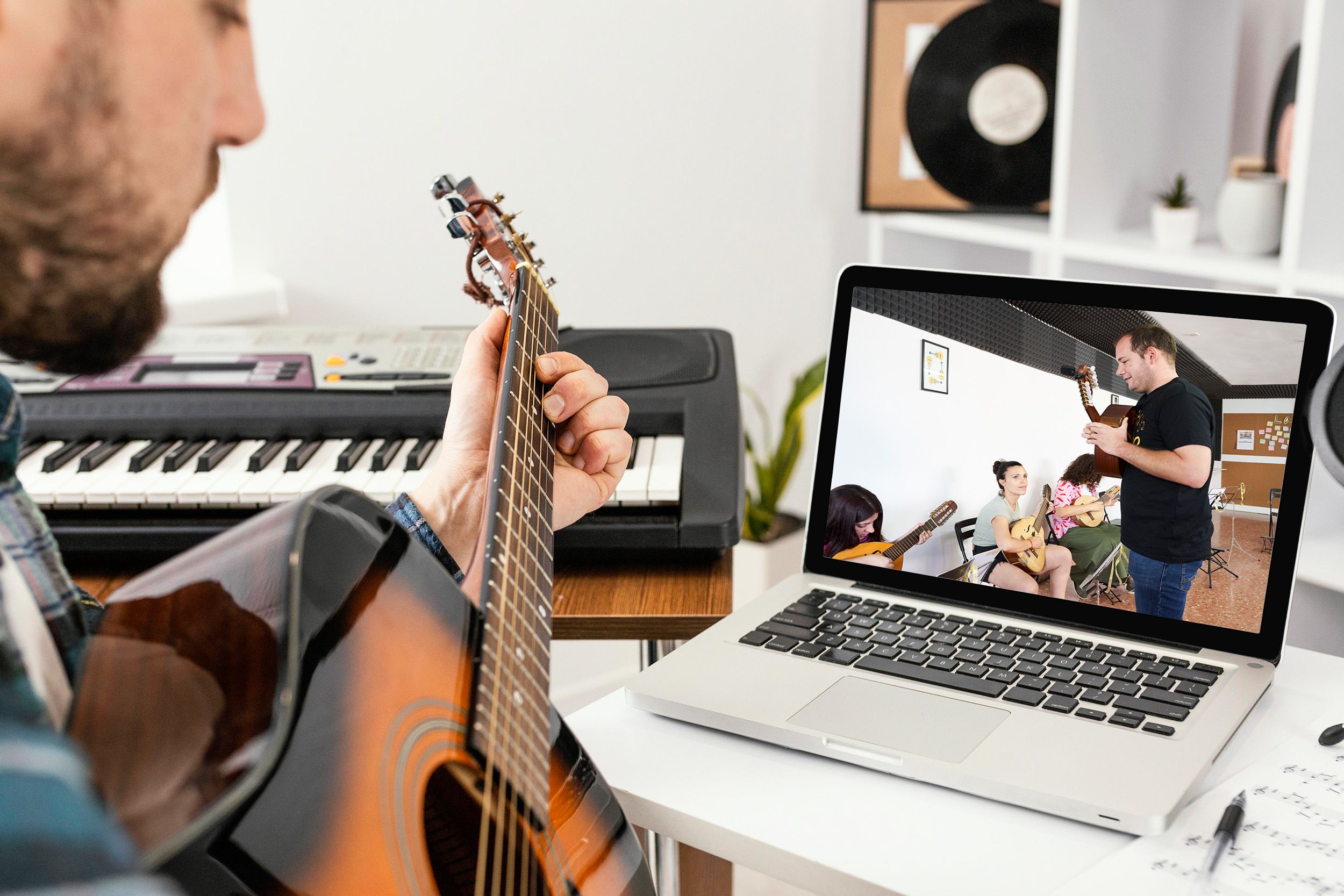 chico tocando la guitarra online