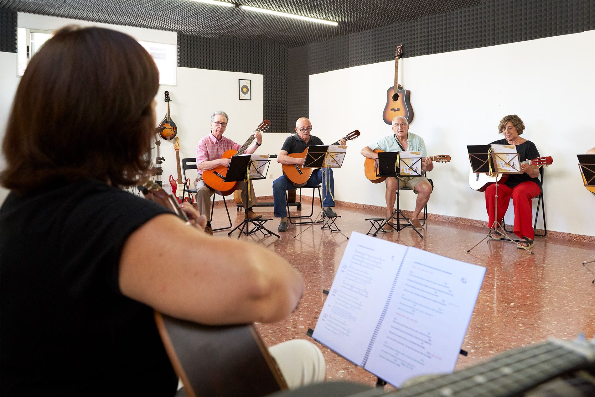 profesora de guitarra en clase 