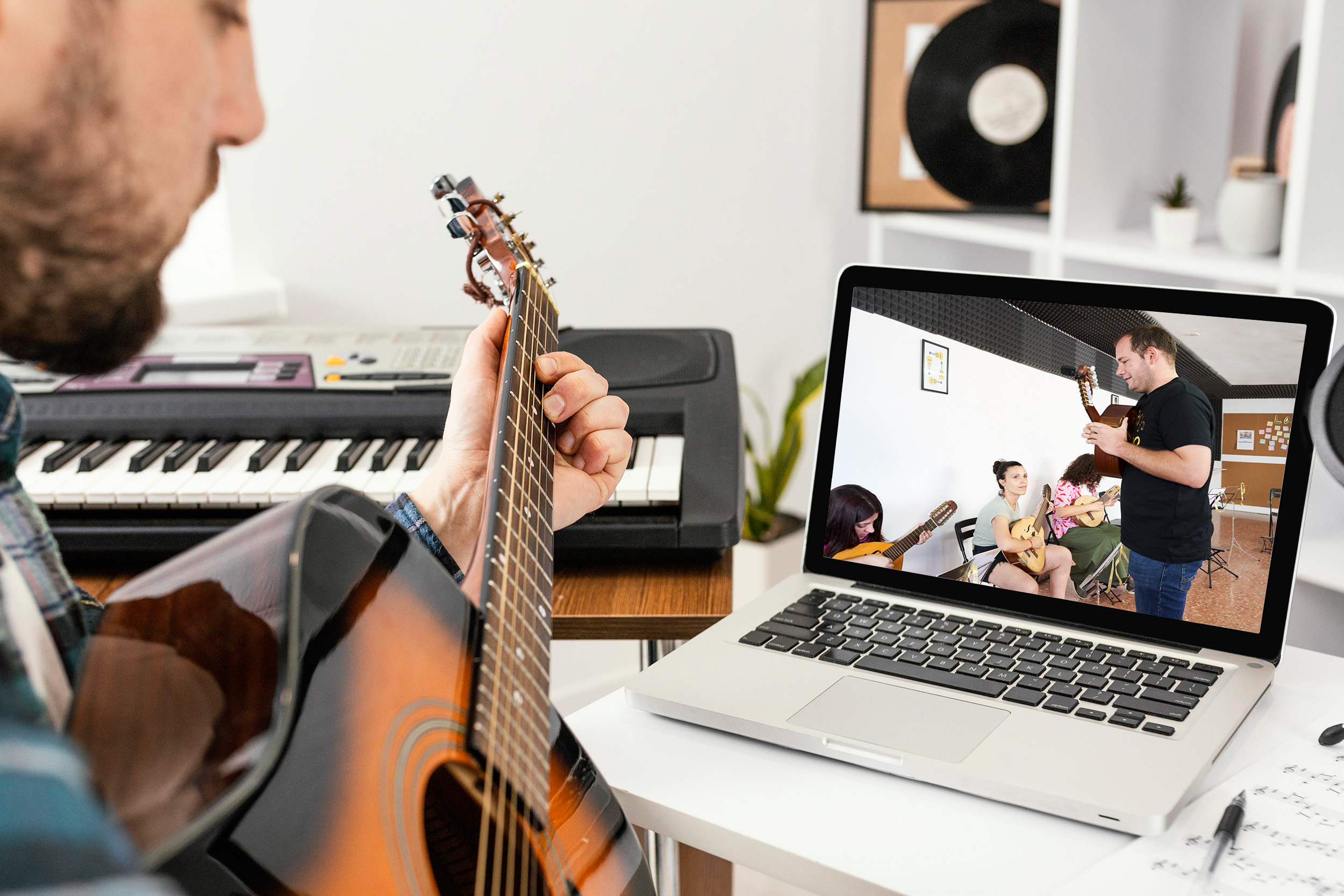chico tocando la guitarra online