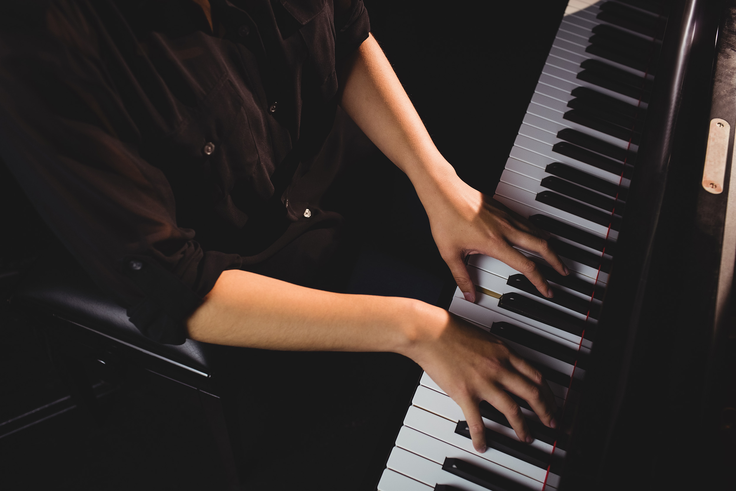 chicos tocando el piano en clase 