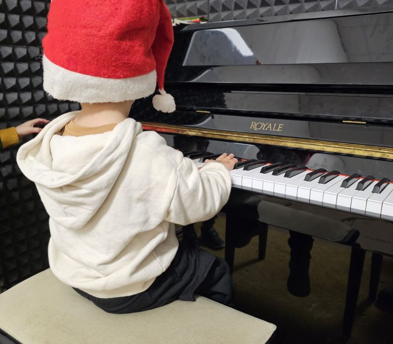 IMAGEN DE CLASES D EMUSICA D EPIANO EN LA ESCUELA 