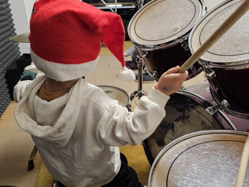 IMAGEN DE CLASES D EMUSICA D EPIANO EN LA ESCUELA 